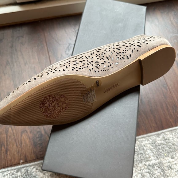 VINCE CAMUTO FLATS - Picture 2 of 3